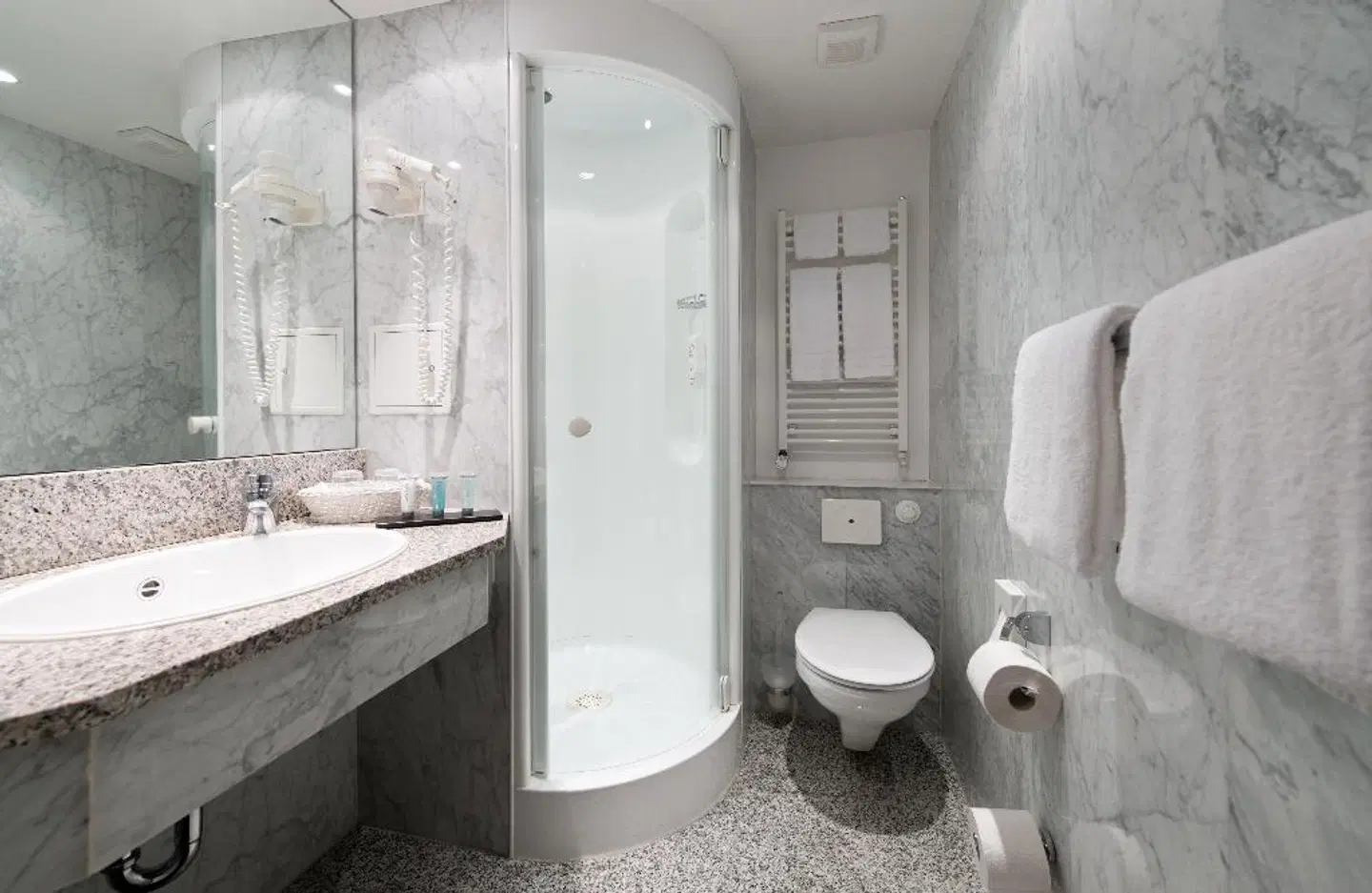 Leonardo Hotel Hannover Airport BATHROOM