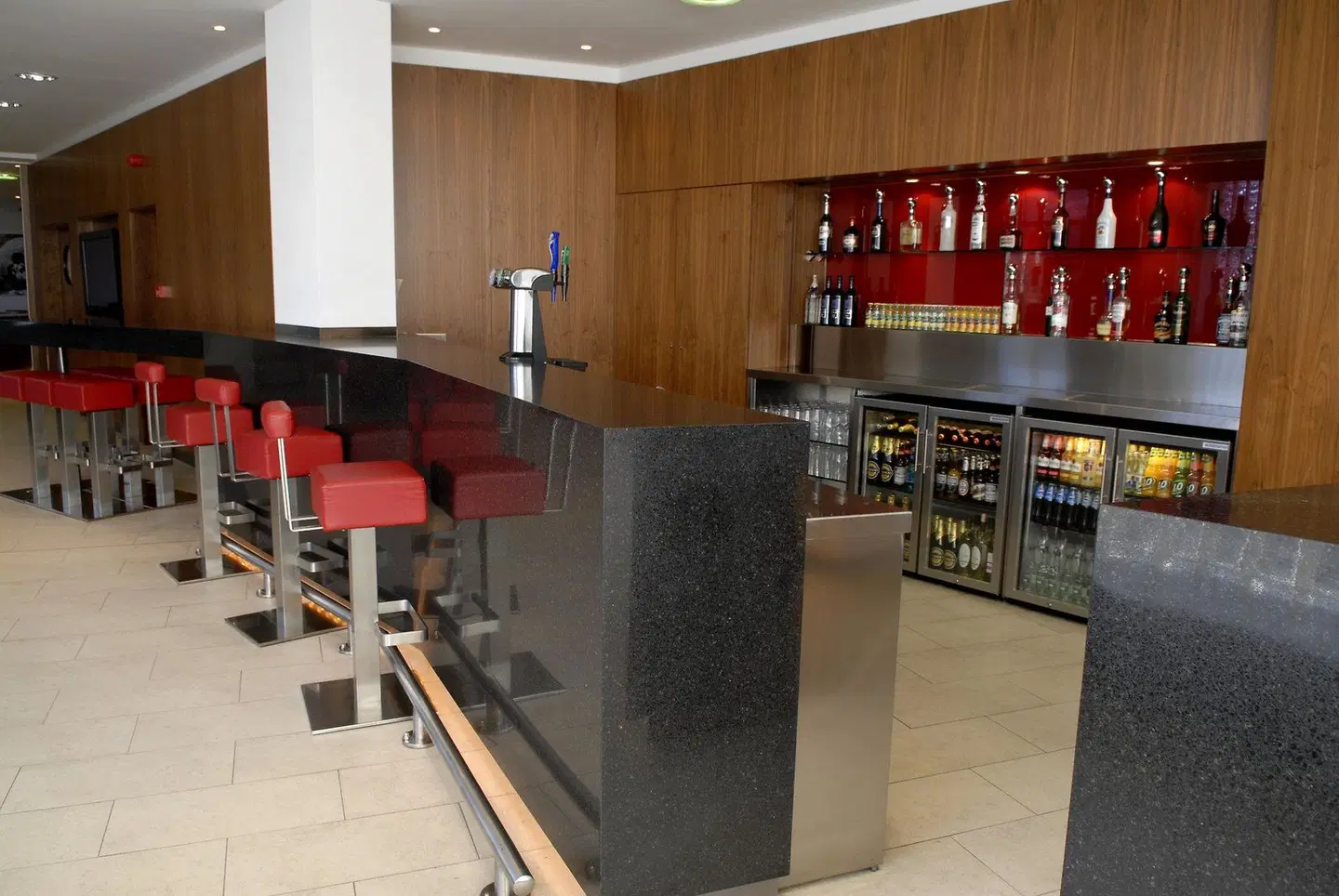 Holiday Inn Express London - City by IHG BAR