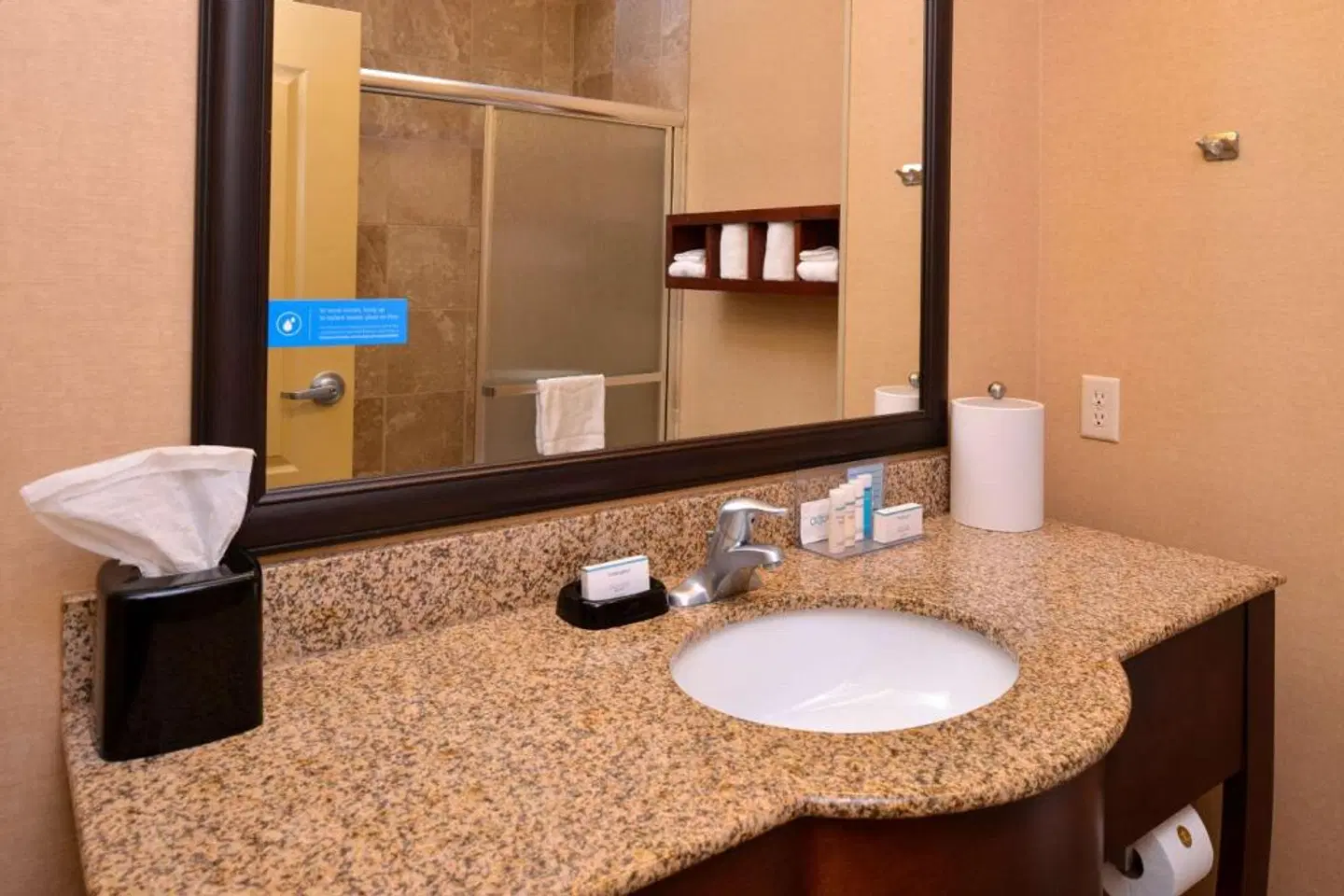 Hampton Inn Lincoln BATHROOM