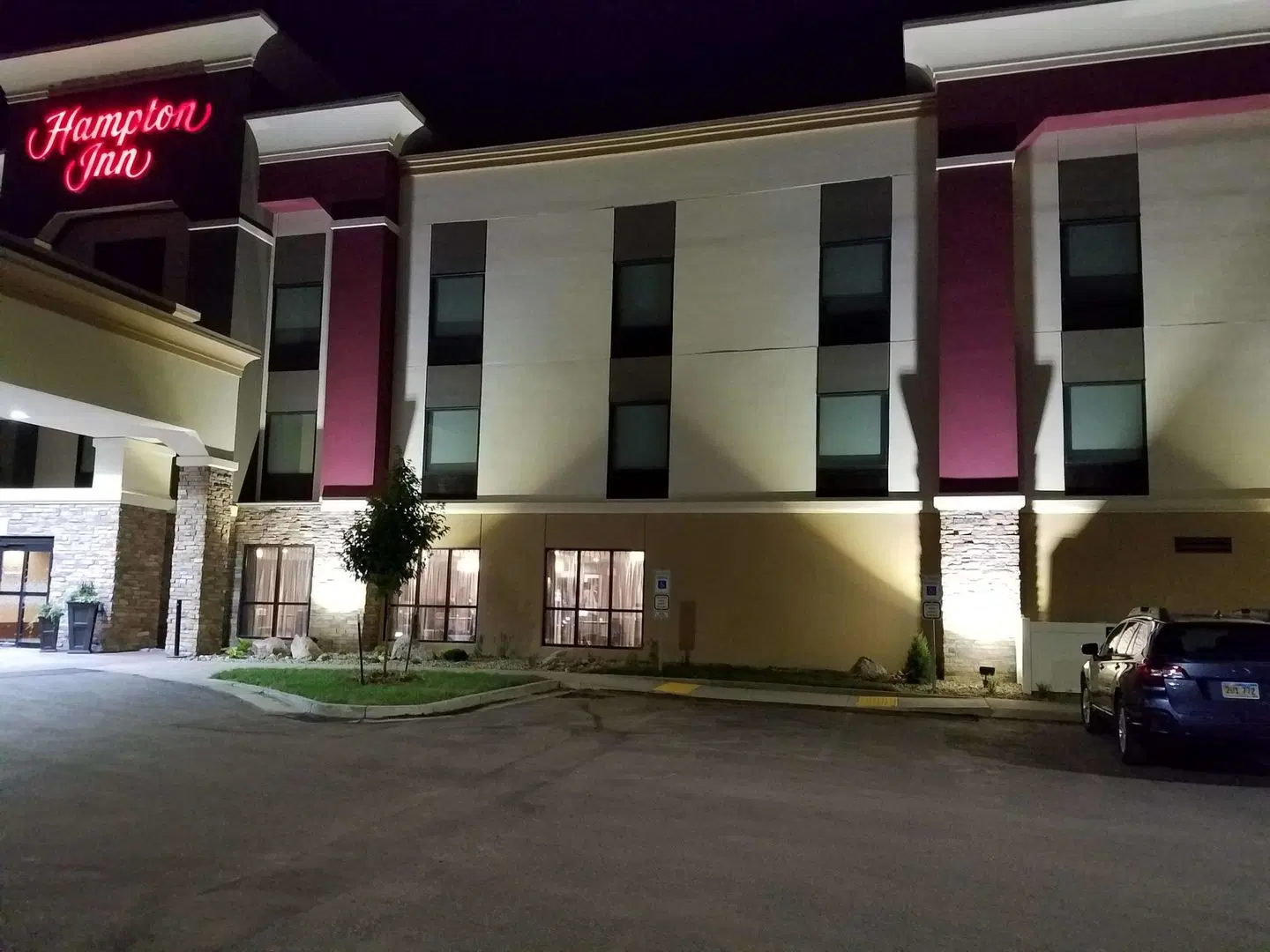 Hampton Inn Bismarck EXTERIOR