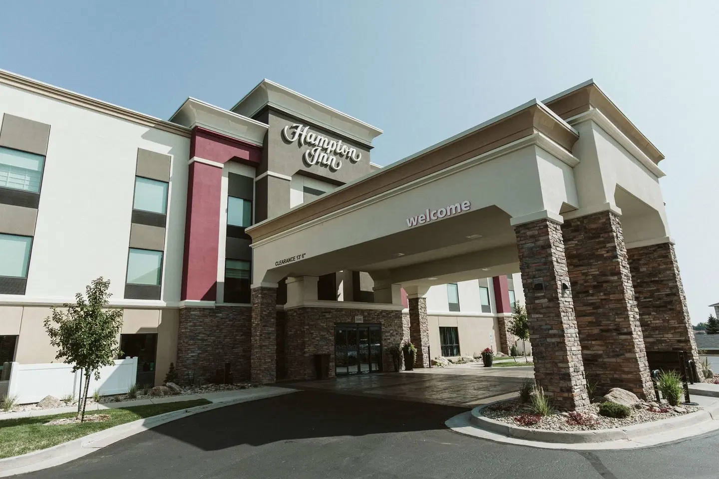 Hampton Inn Bismarck EXTERIOR
