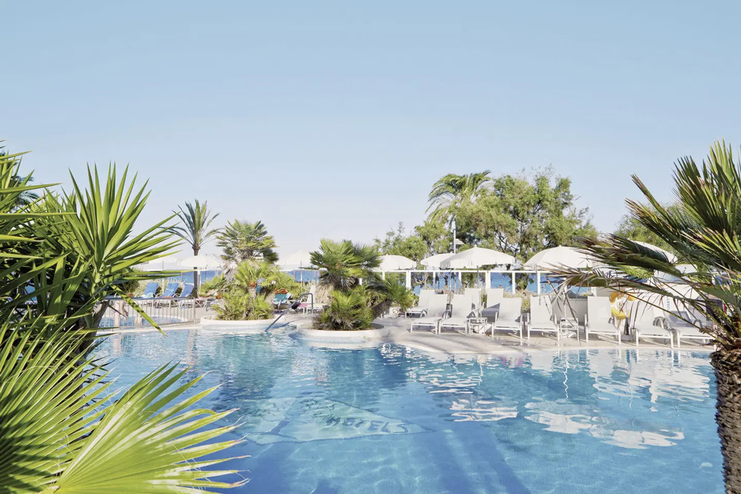 Sabina Hotel & Suites OUTDOOR_POOL