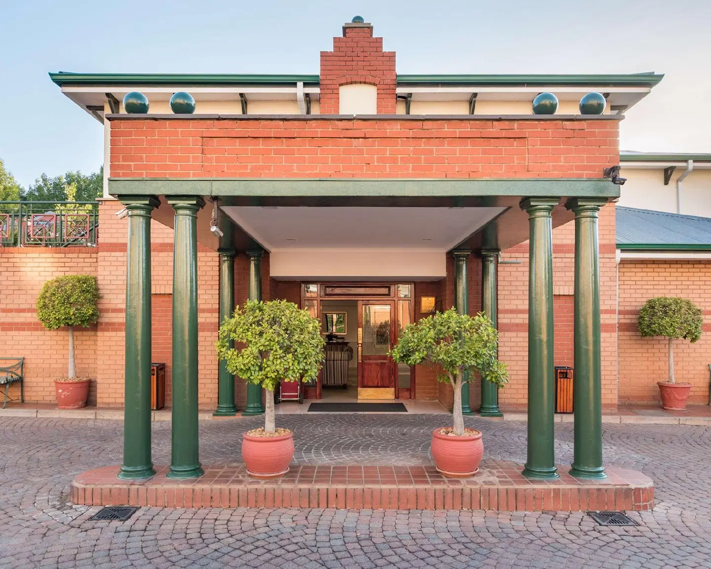 Courtyard Hotel Rosebank EXTERIOR