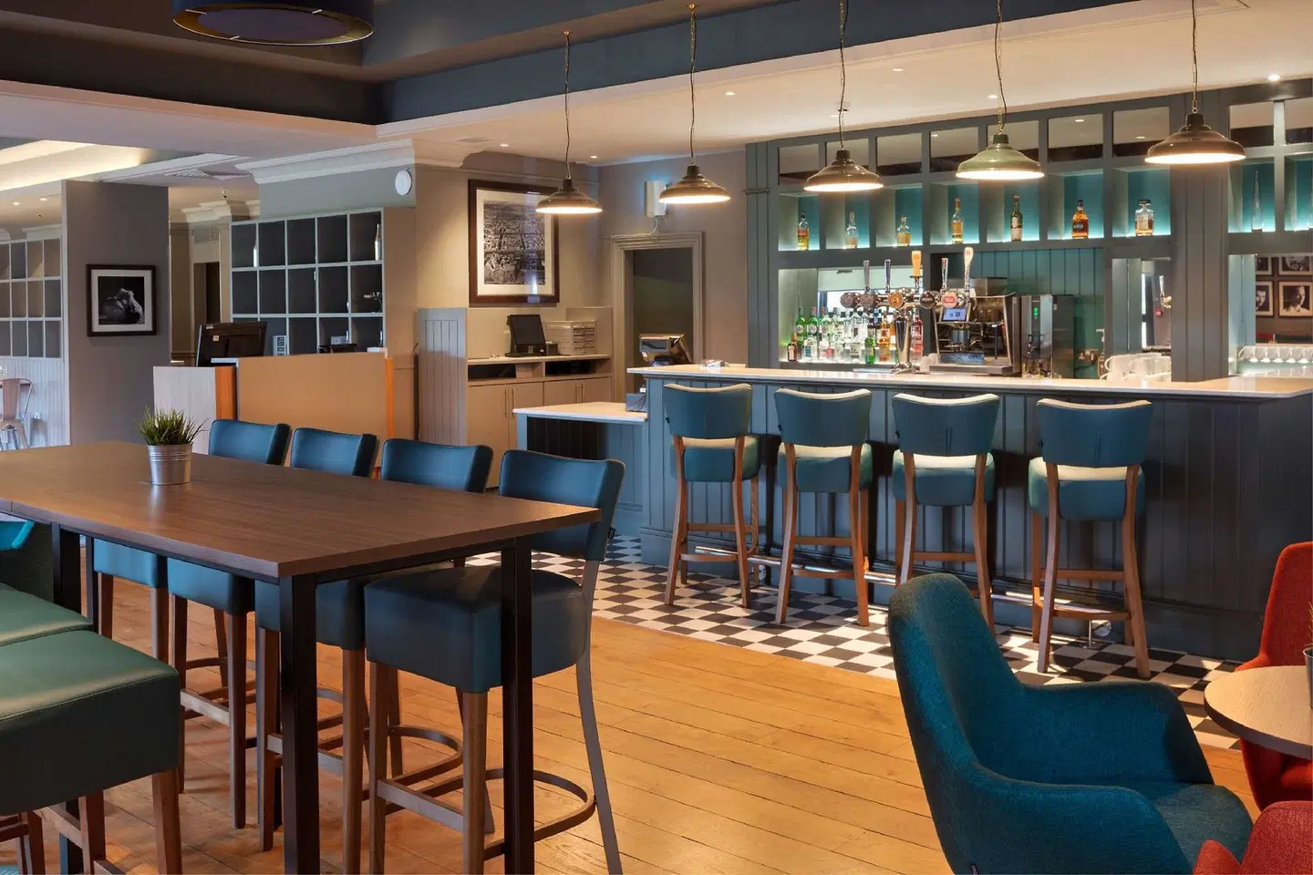 DoubleTree by Hilton Hotel Edinburgh Airport BAR
