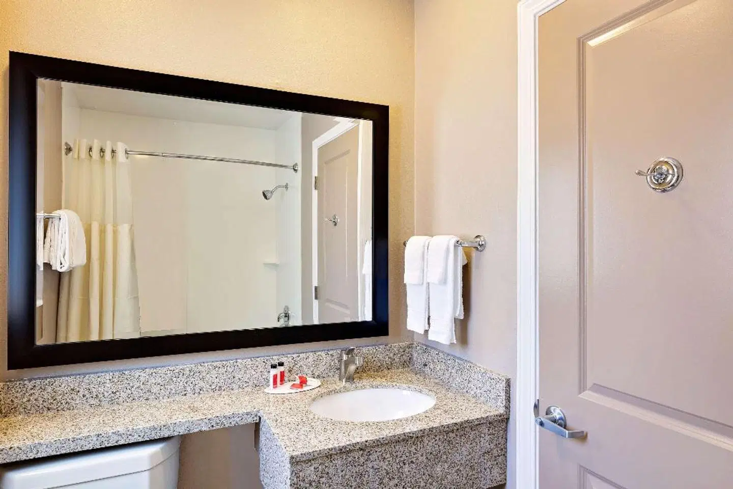 Travelodge by Wyndham Eureka BATHROOM