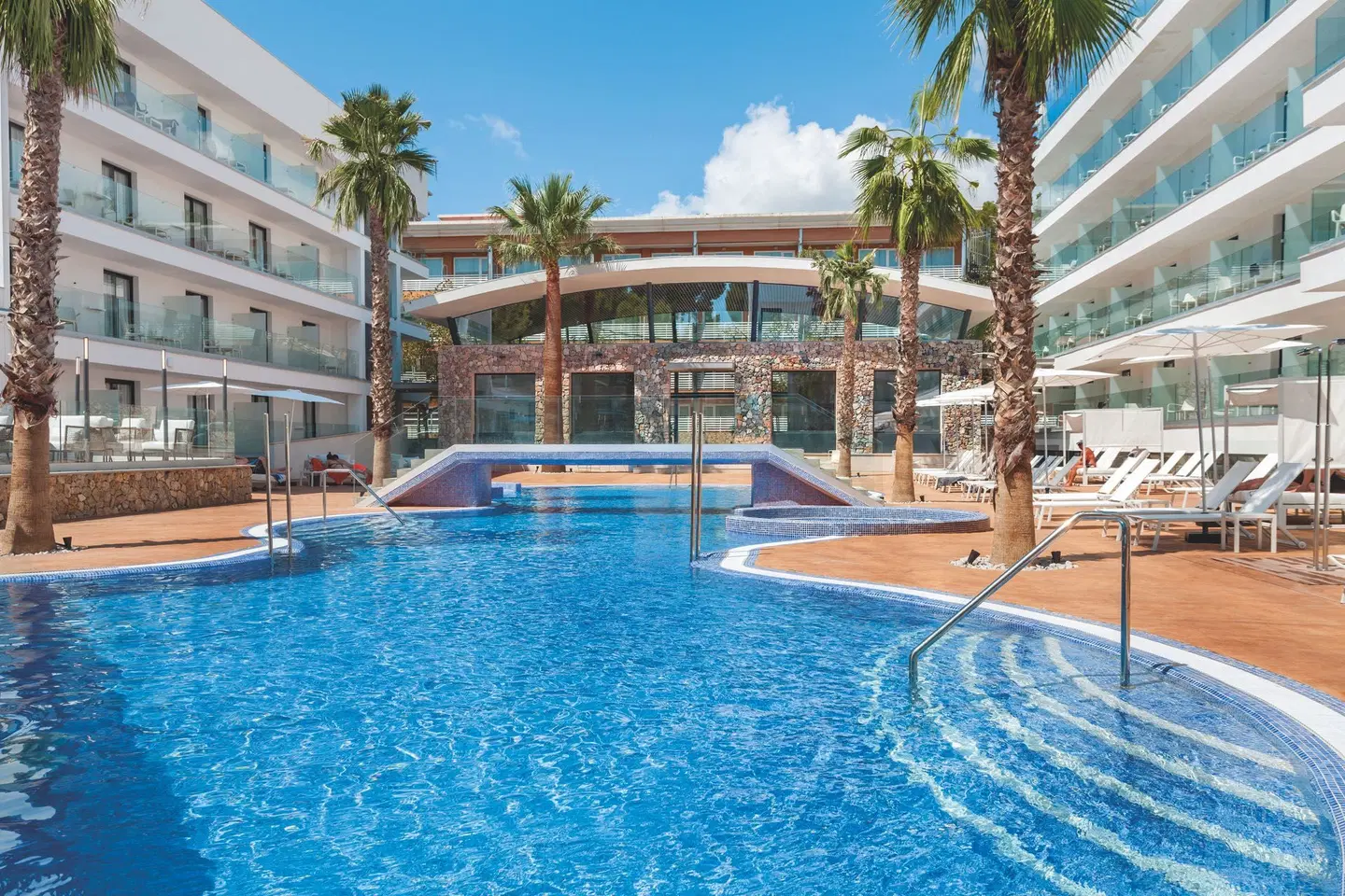 Morlans Suites OUTDOOR_POOL