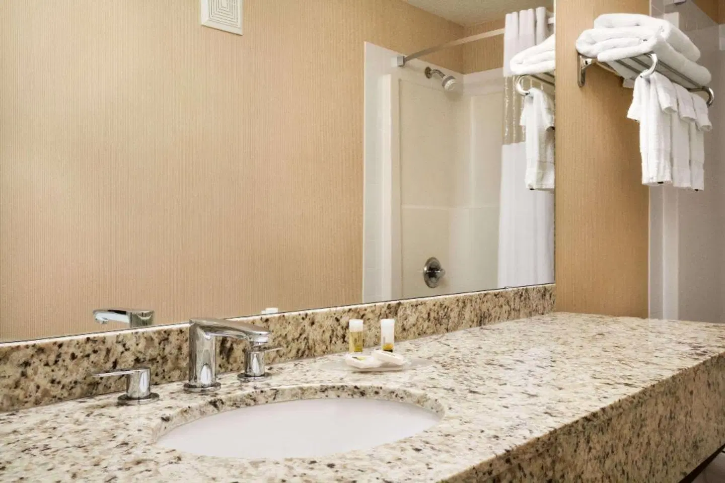 Days Inn & Suites by Wyndham Cochrane Badezimmer