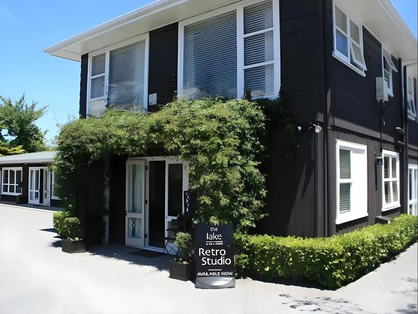 The Lake Motel EXTERIOR