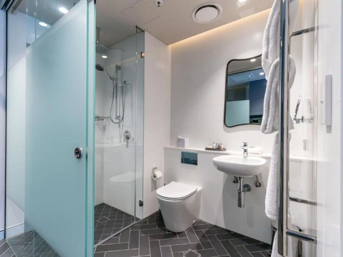 Mrs Banks Hotel BATHROOM