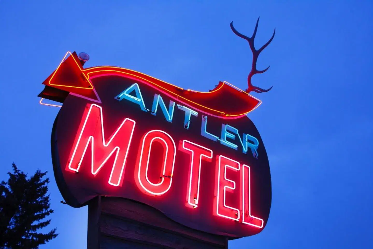 Antler Inn EXTERIOR