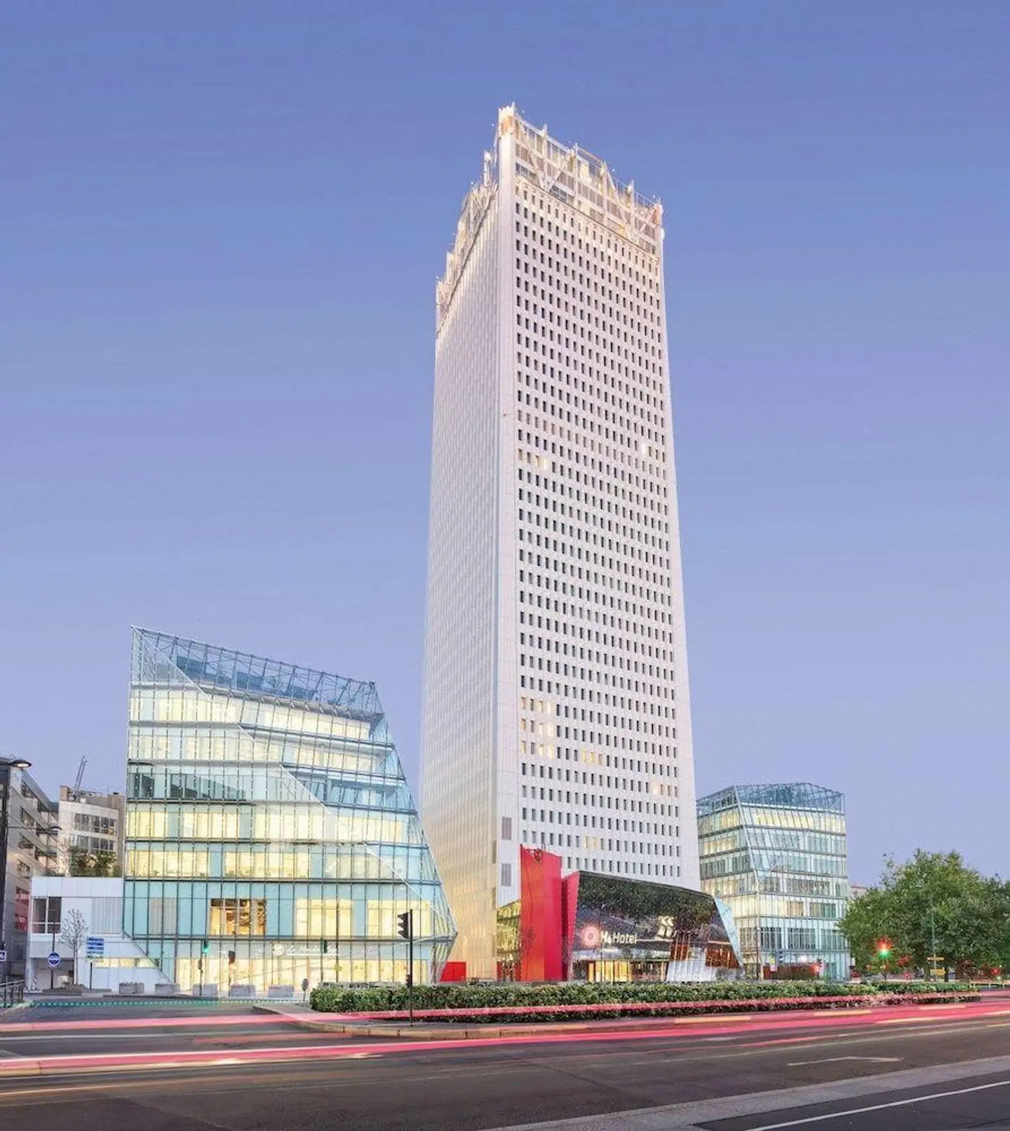 H4 Hotel Wyndham Paris Pleyel Resort EXTERIOR