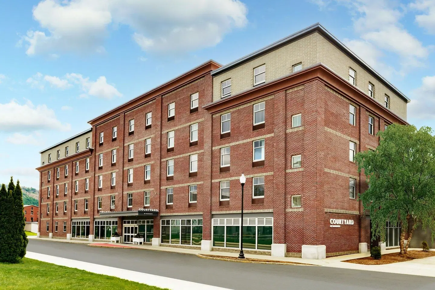Courtyard by Marriott Keene Downtown EXTERIOR