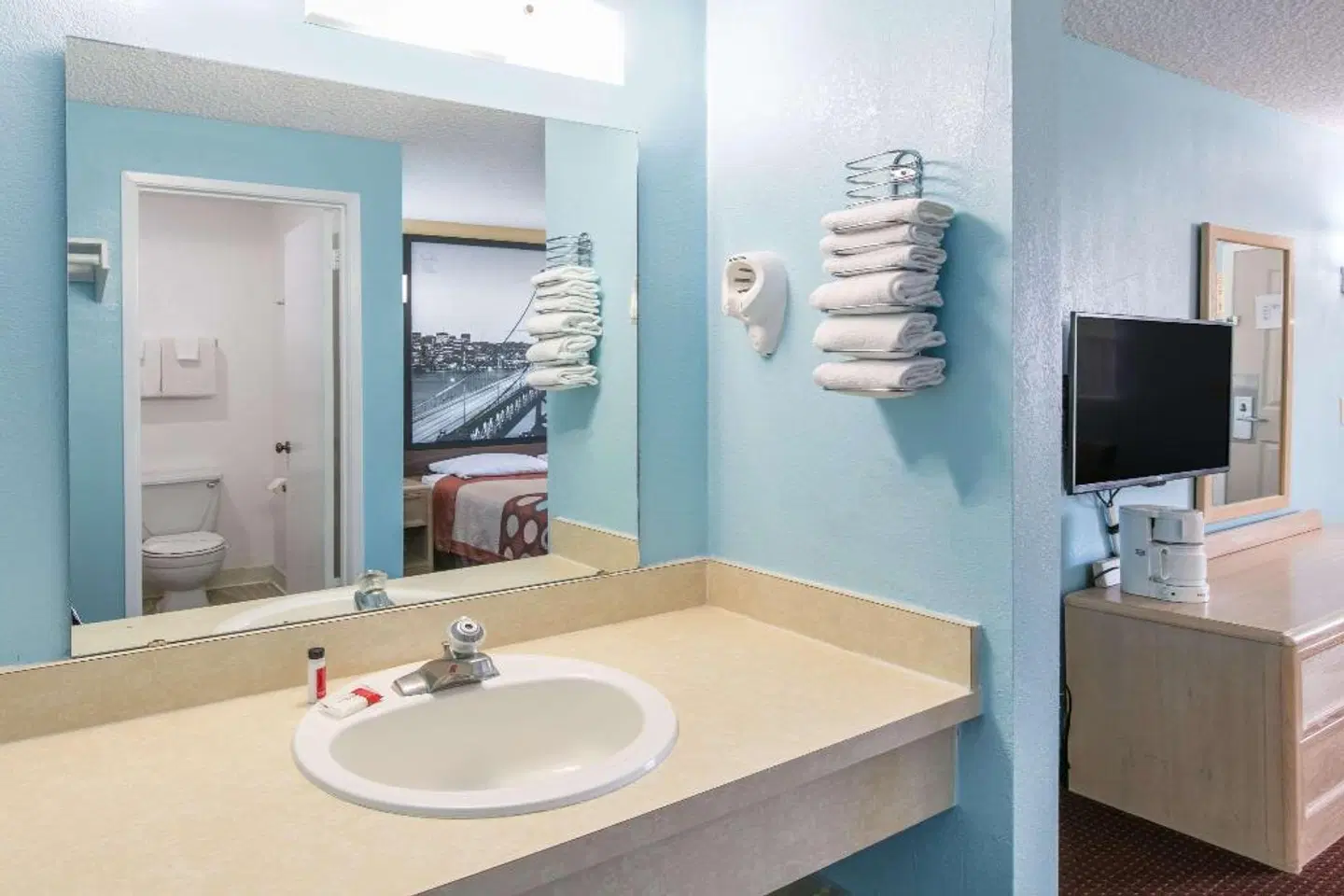 Super 8 by Wyndham Bishop BATHROOM