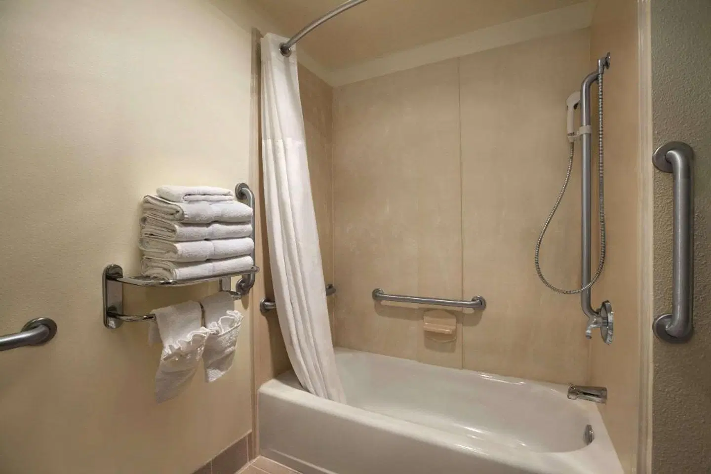 Ramada by Wyndham Williams BATHROOM