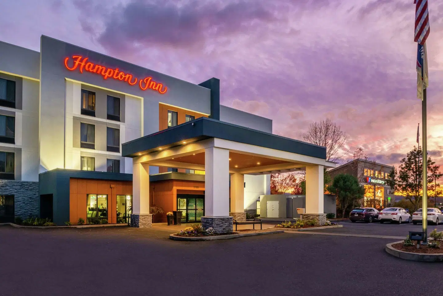 Hampton Inn Eugene EXTERIOR
