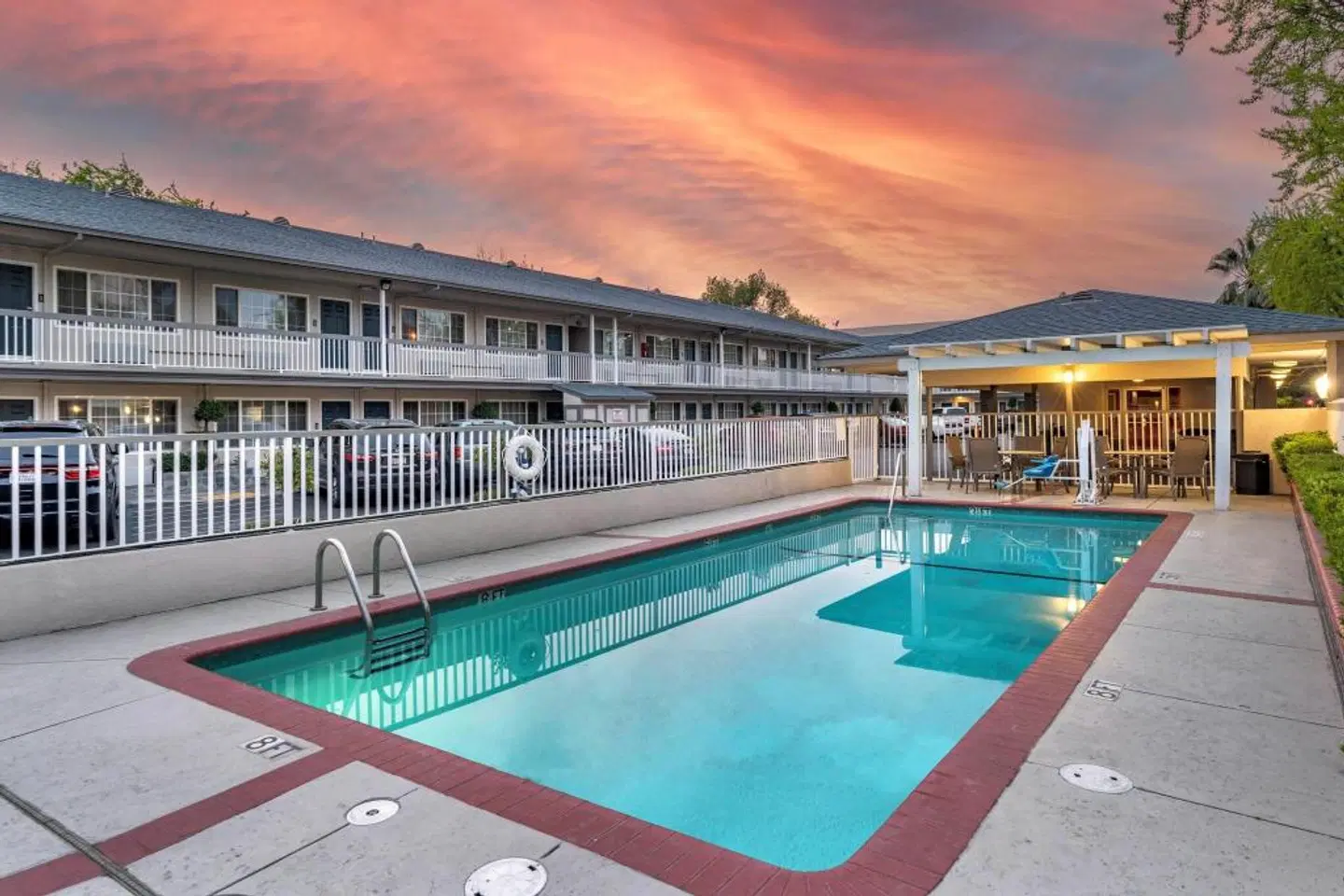 Best Western Town House Lodge OUTDOOR_POOL