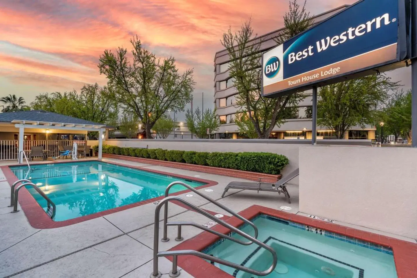Best Western Town House Lodge OUTDOOR_POOL