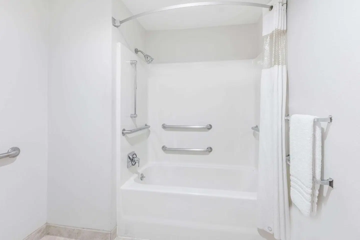 Baymont by Wyndham Arlington At Six Flags Dr BATHROOM