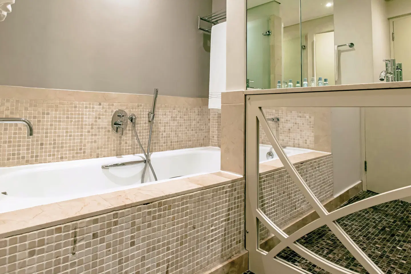 Lagoon Beach Hotel and Spa BATHROOM