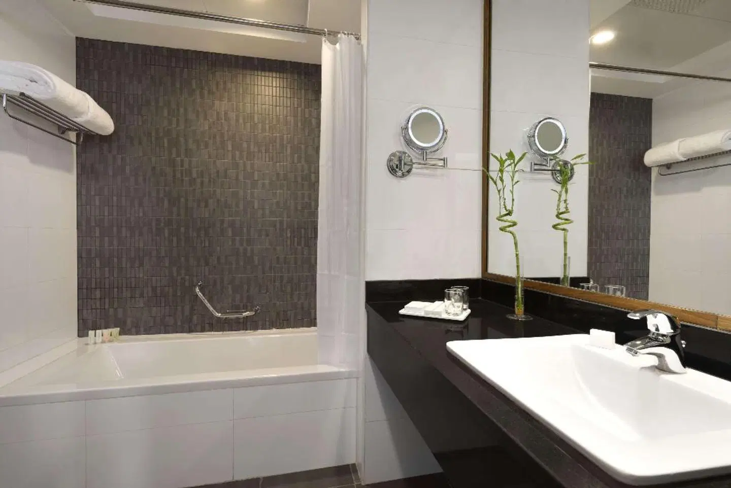 Ramada Abu Dhabi Corniche Badezimmer