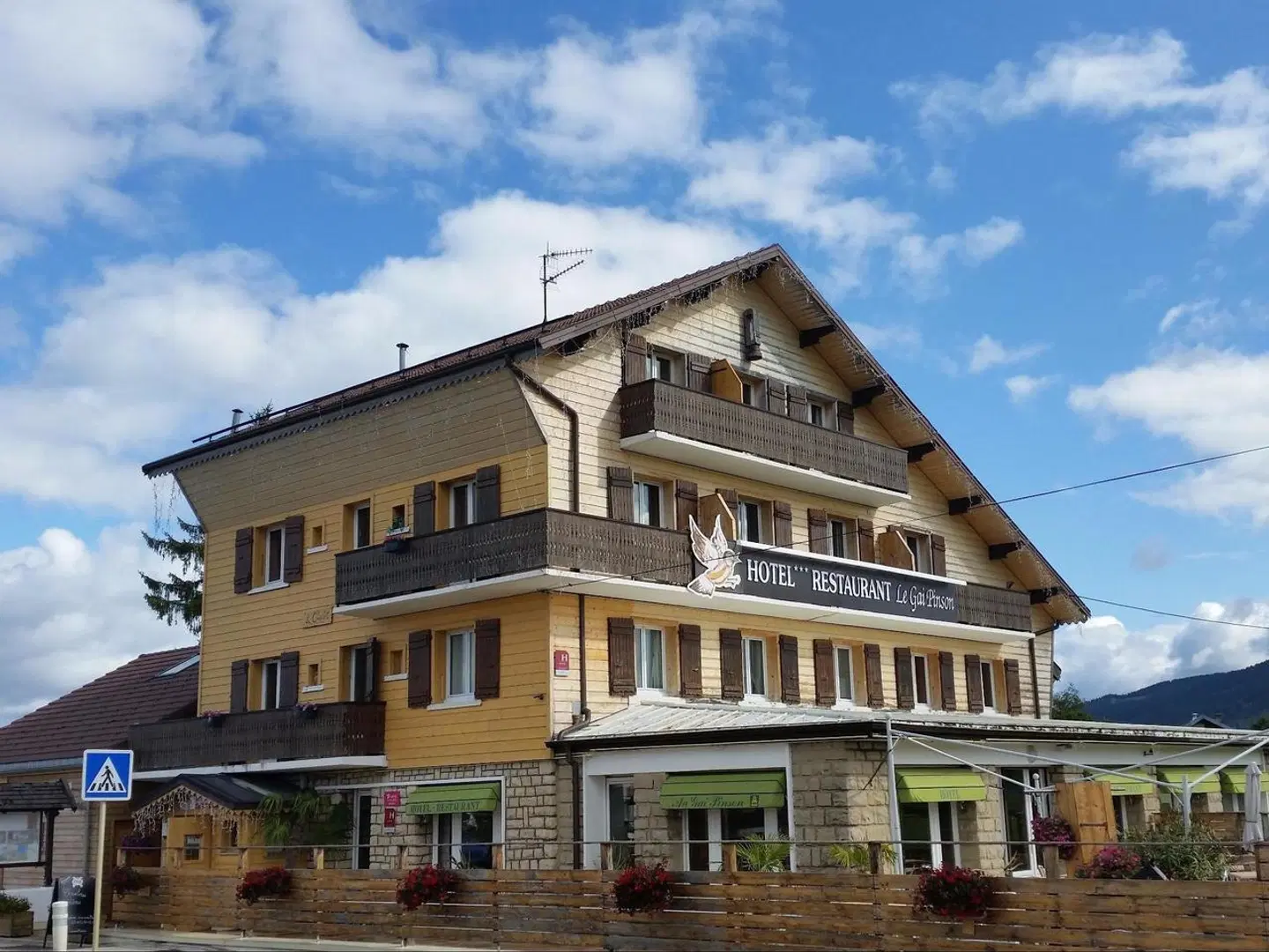 Hôtel Restaurant Le Gai Pinson EXTERIOR