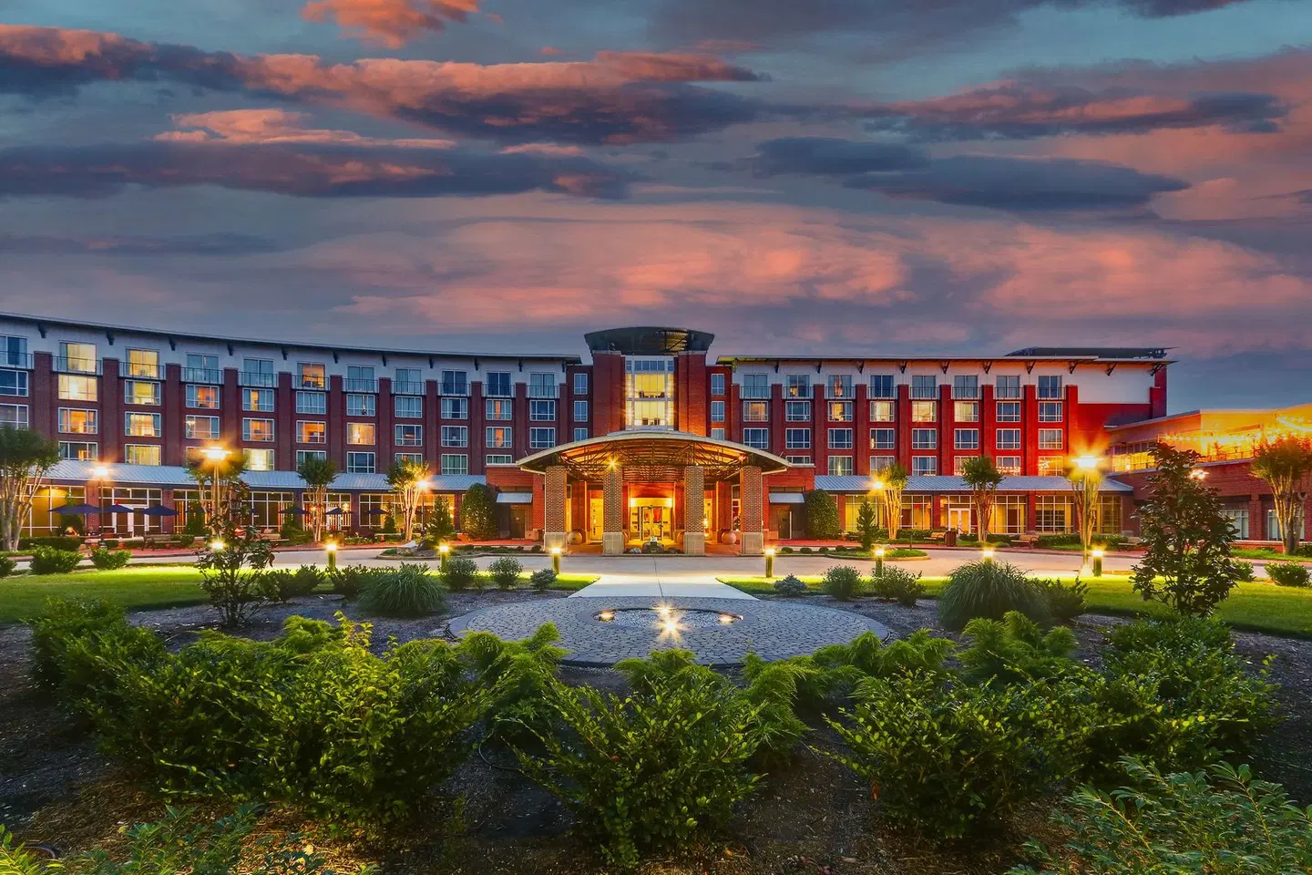 The Chattanoogan Hotel, Curio Collection by Hilton EXTERIOR