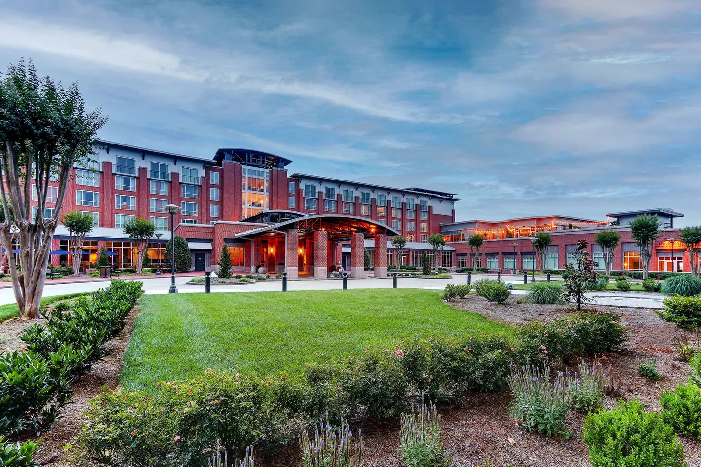 The Chattanoogan Hotel, Curio Collection by Hilton EXTERIOR