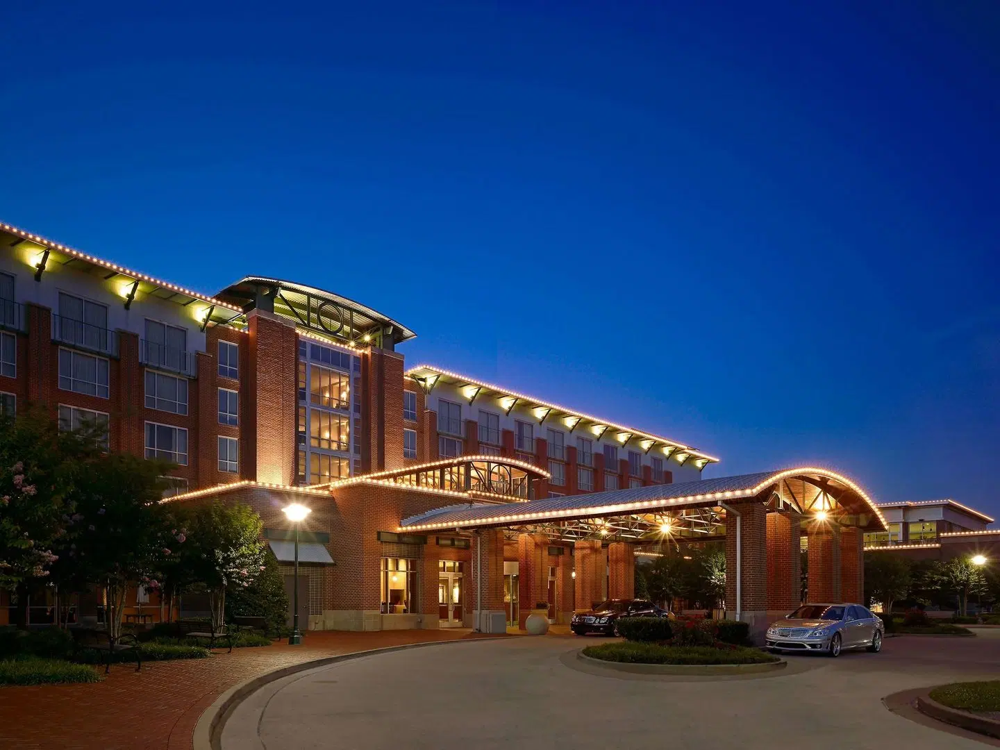 The Chattanoogan Hotel, Curio Collection by Hilton EXTERIOR