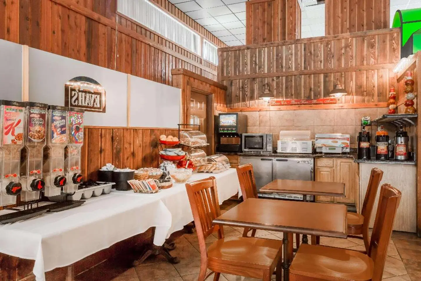 Ramada by Wyndham Ely RESTAURANT