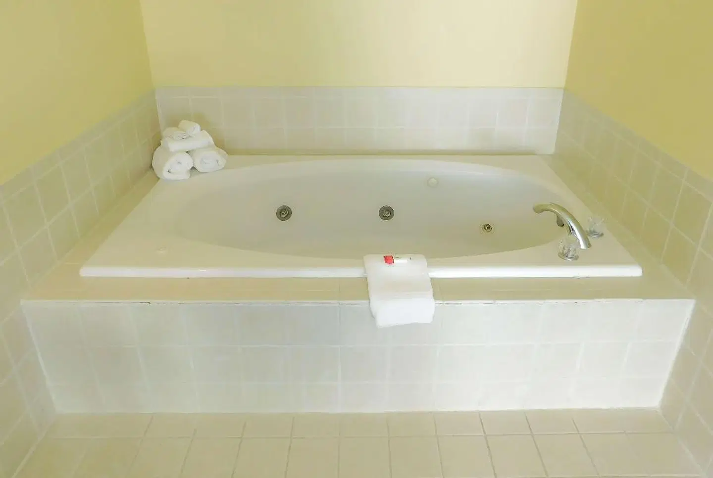 Days Inn & Suites by Wyndham Pocahontas BATHROOM