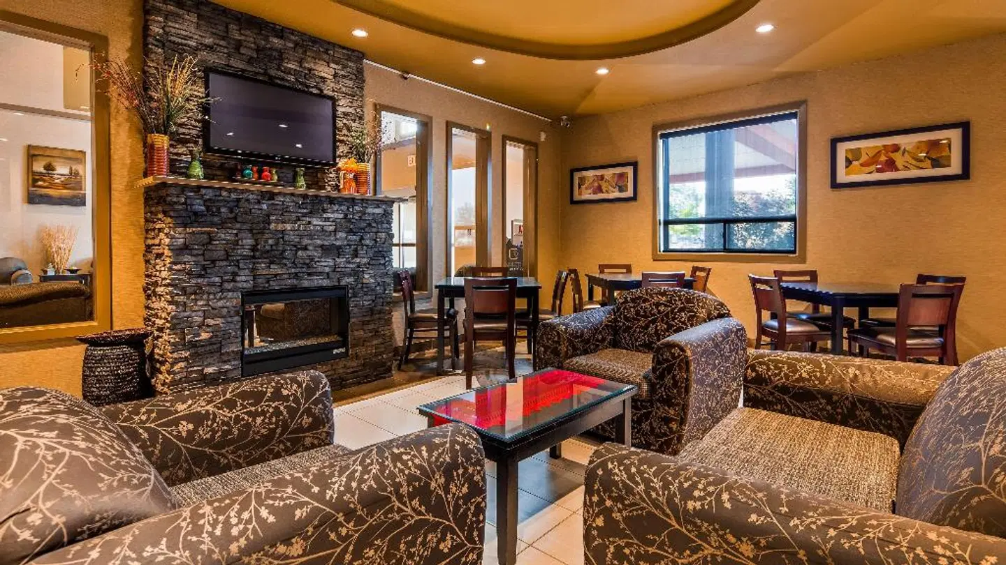 Best Western Plus Estevan Inn & Suites Bar