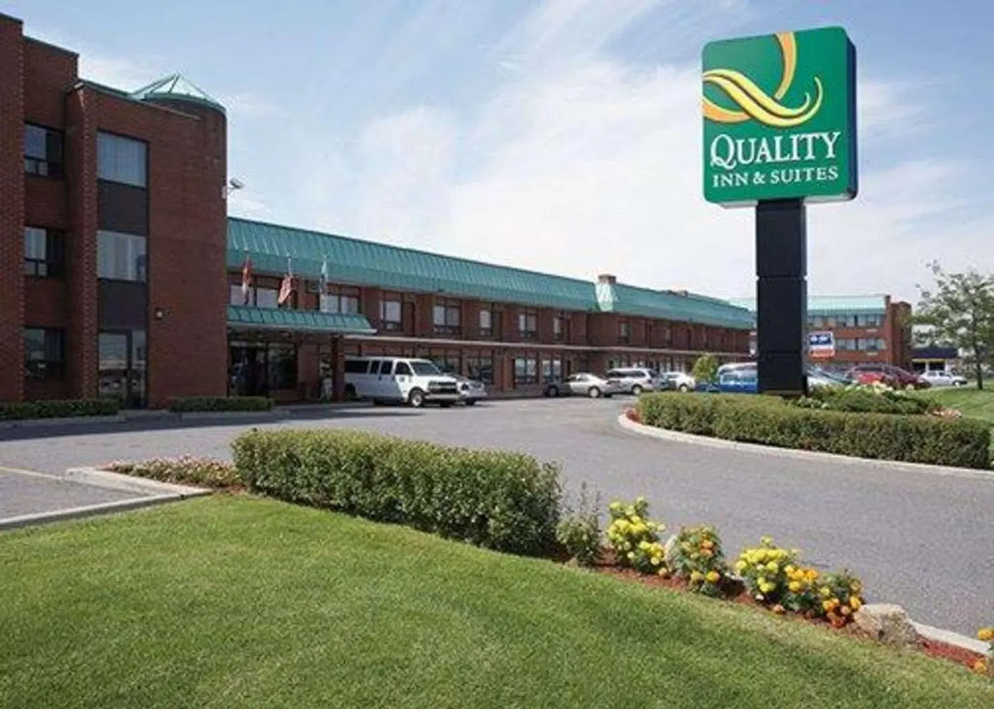 Quality Inn & Suites Aéroport P.E. Montréal-Trudeau Airport EXTERIOR
