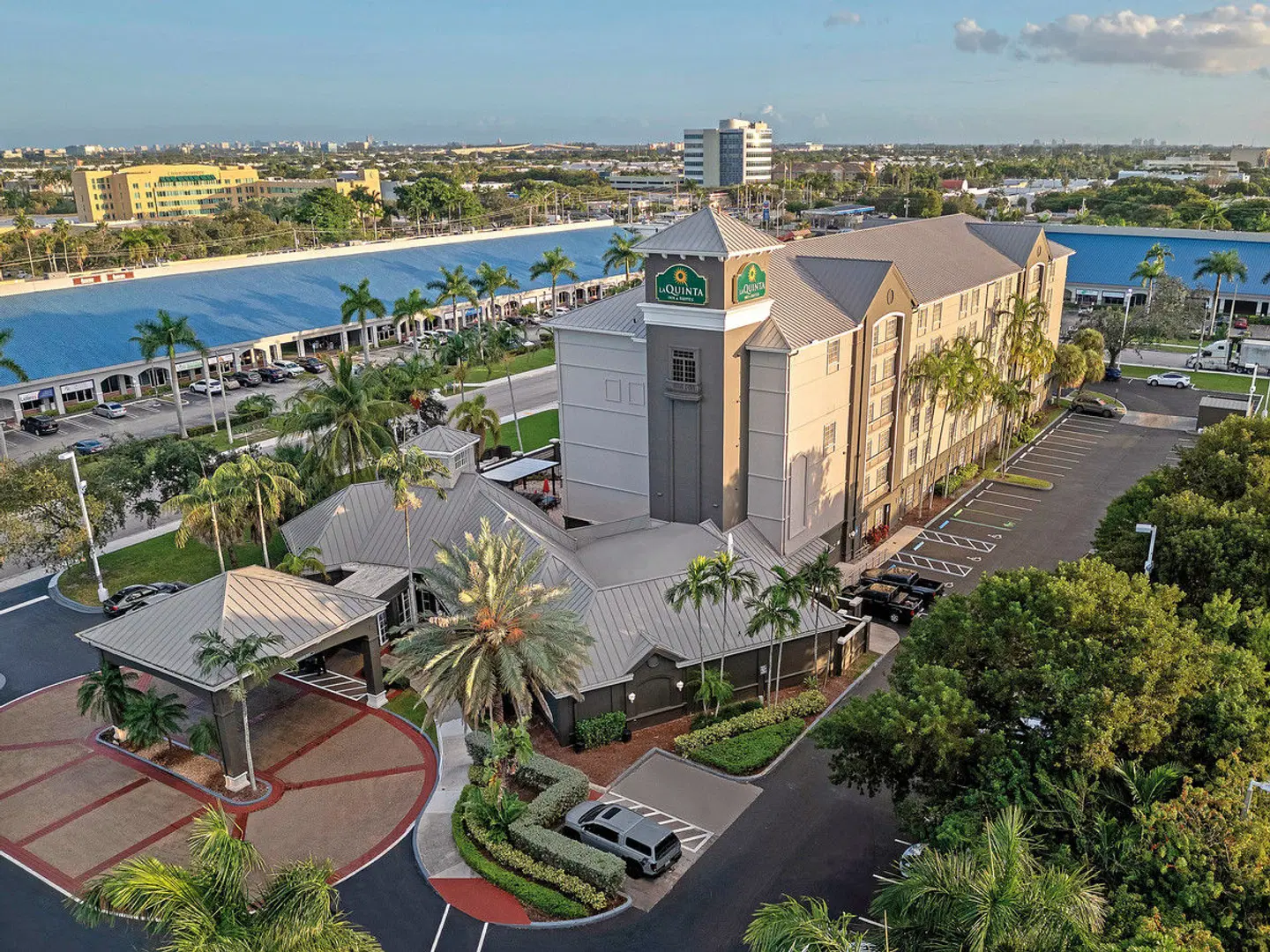 La Quinta Inn & Suites Miami Airport West EXTERIOR