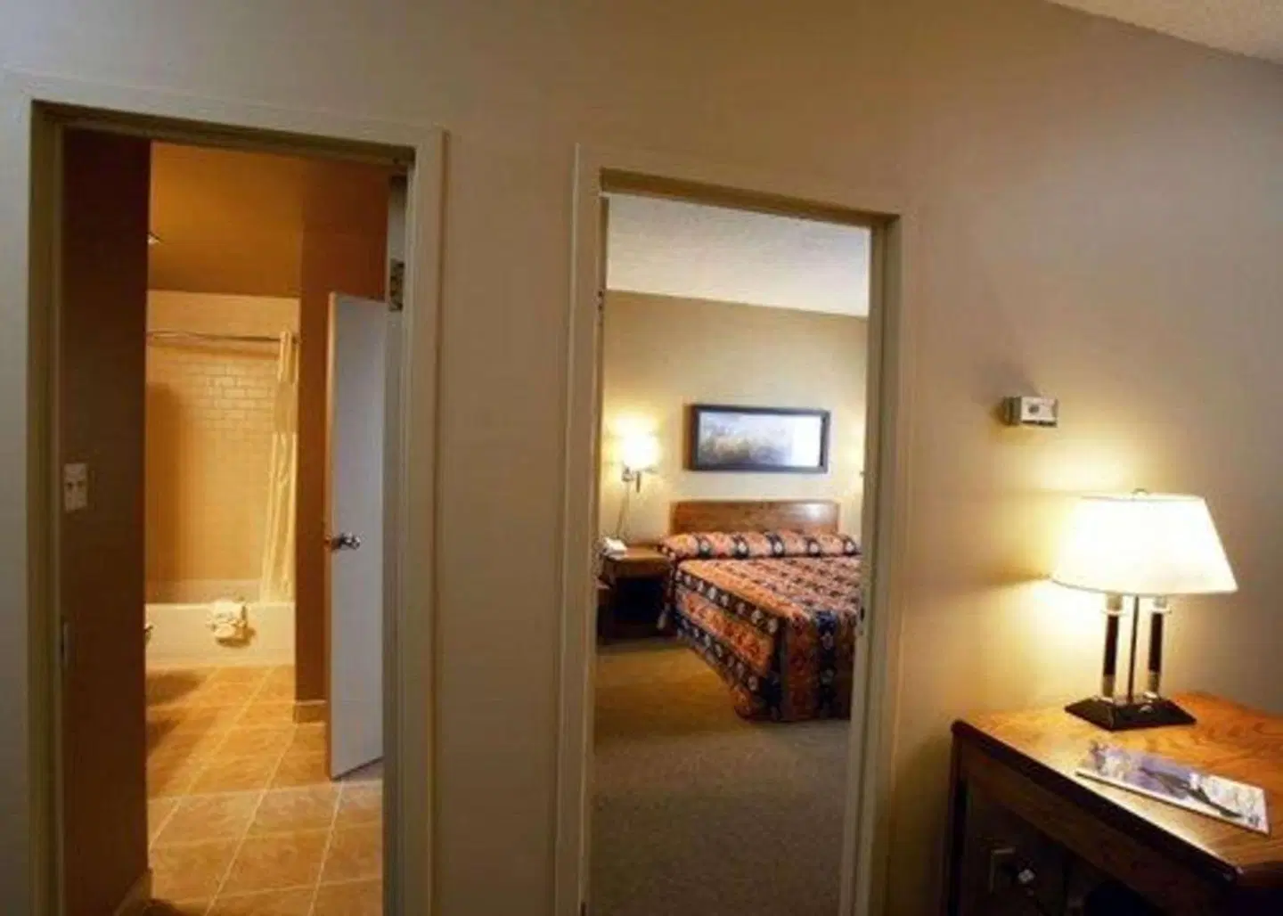 Quality Inn & Suites Aéroport P.E. Montréal-Trudeau Airport ROOM_EXAMPLE