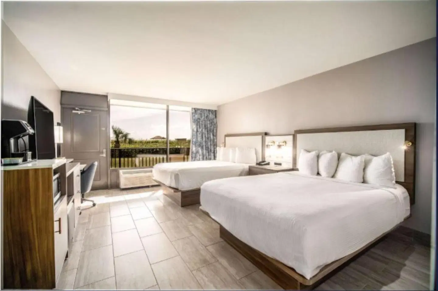 La Quinta Inn & Suites Cocoa Beach Oceanfront ROOM_EXAMPLE