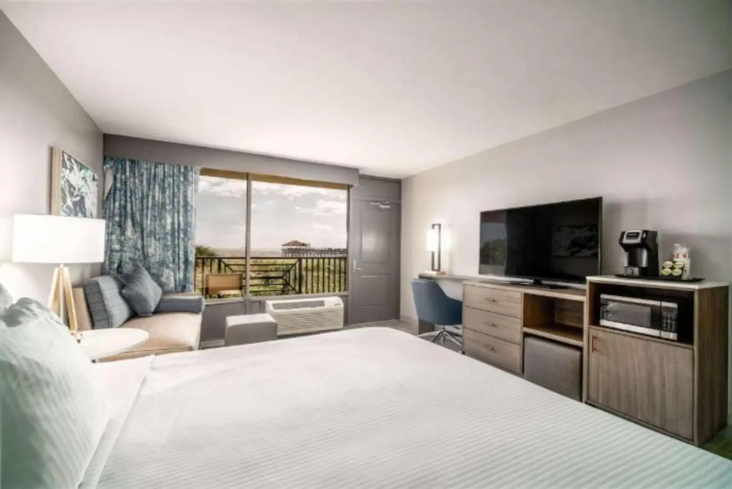 La Quinta Inn & Suites Cocoa Beach Oceanfront ROOM_EXAMPLE