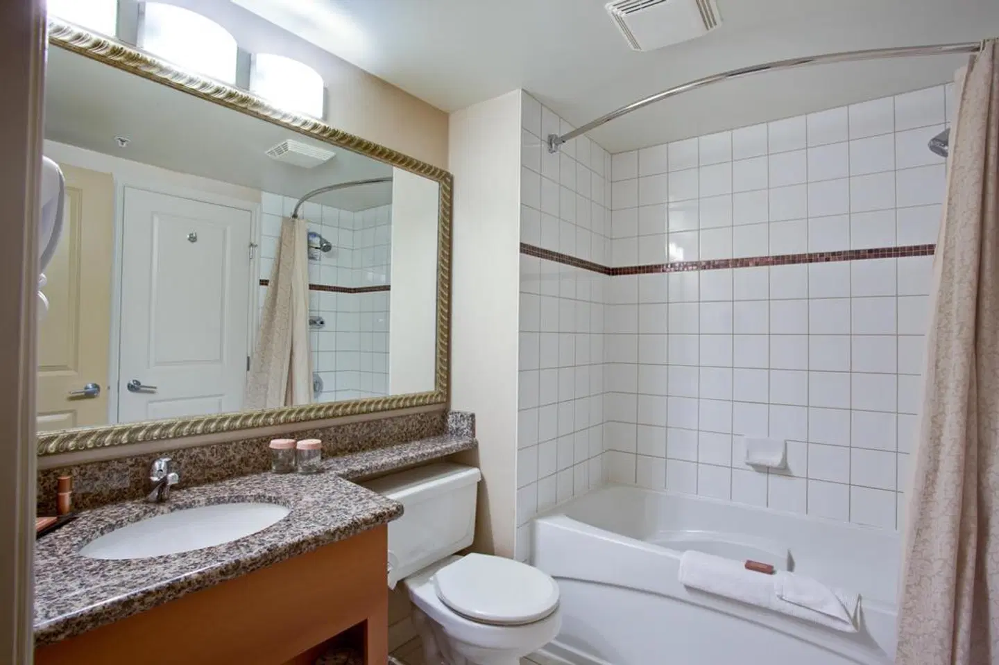 Sandman Hotel Calgary Airport BATHROOM