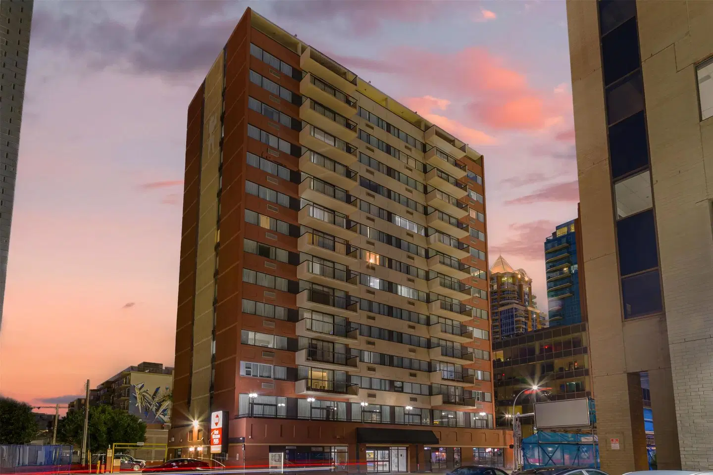 Best Western Plus Suites Downtown Calgary EXTERIOR