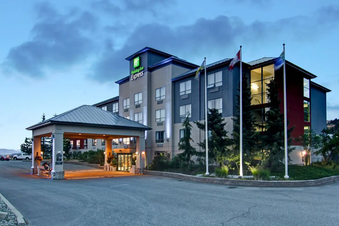 Holiday Inn Express Kamloops EXTERIOR