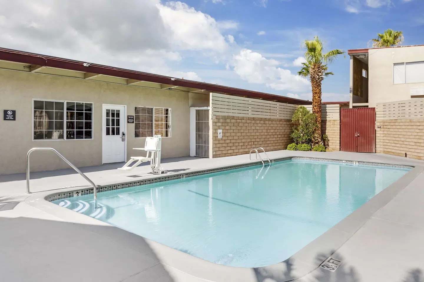 Best Western China Lake Inn OUTDOOR_POOL