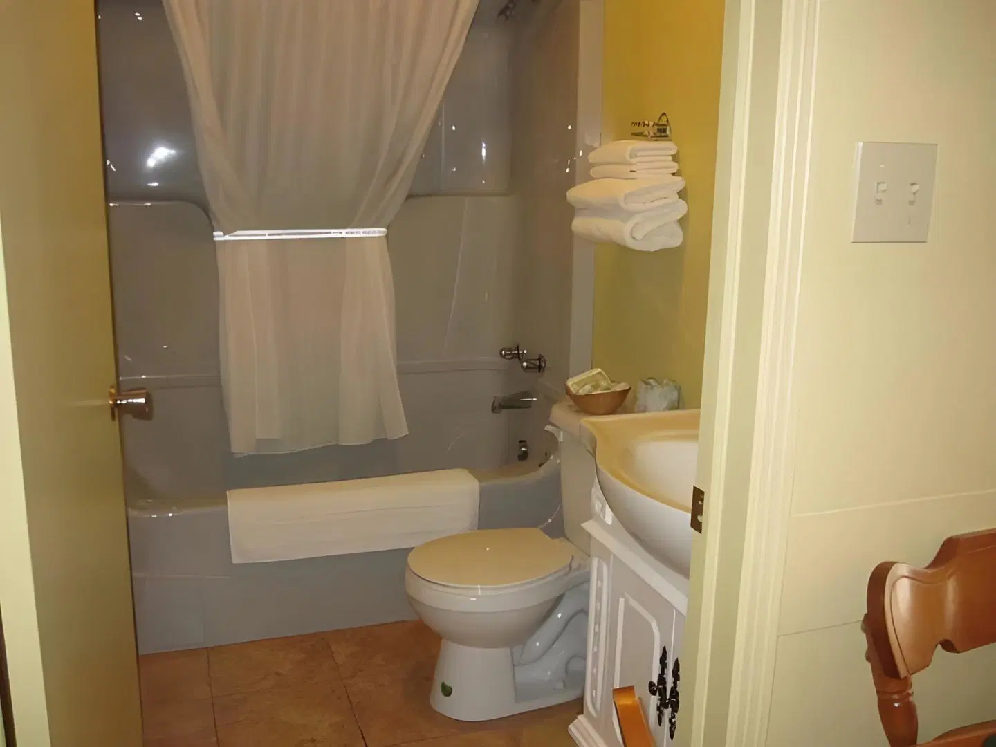 Shallow Bay Motel & Cabins Conference Centre BATHROOM