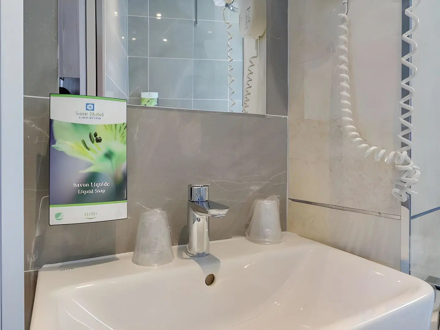 Sure Hotel by Best Western Paris Gare du Nord Badezimmer