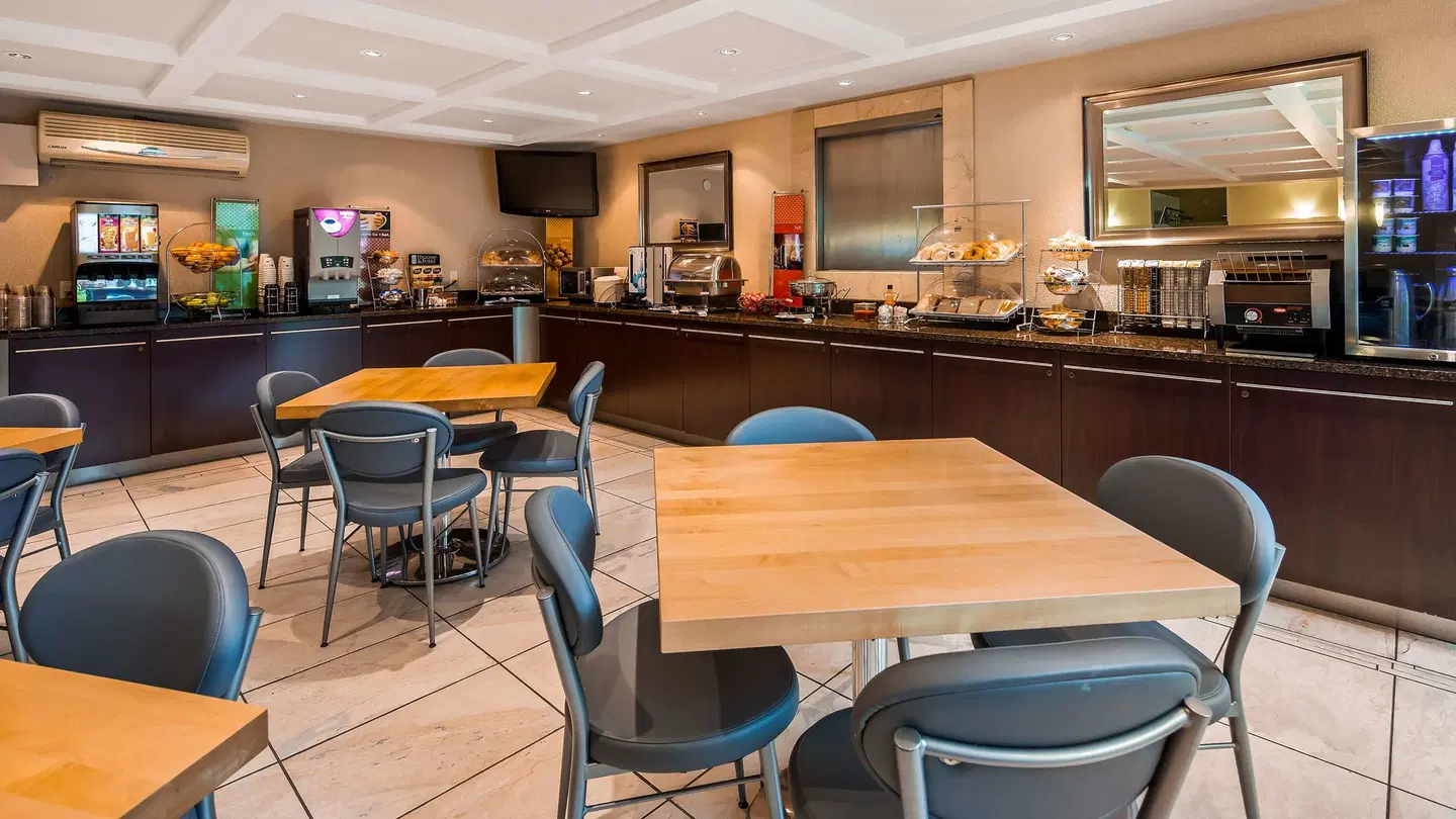 Best Western Plus Regency Inn & Conference Centre Bar