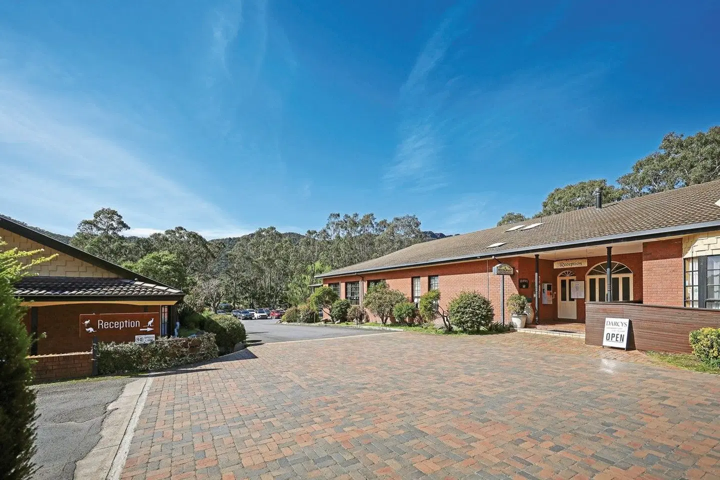 Country Plaza Halls Gap EXTERIOR