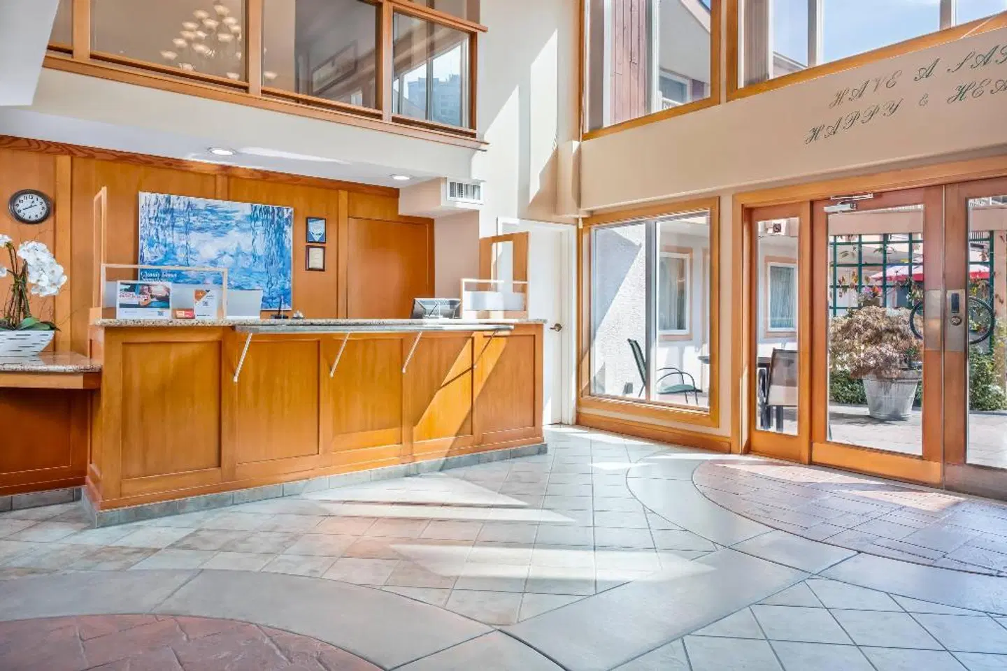 Econo Lodge Inn & Suites LOUNGE_LOBBY