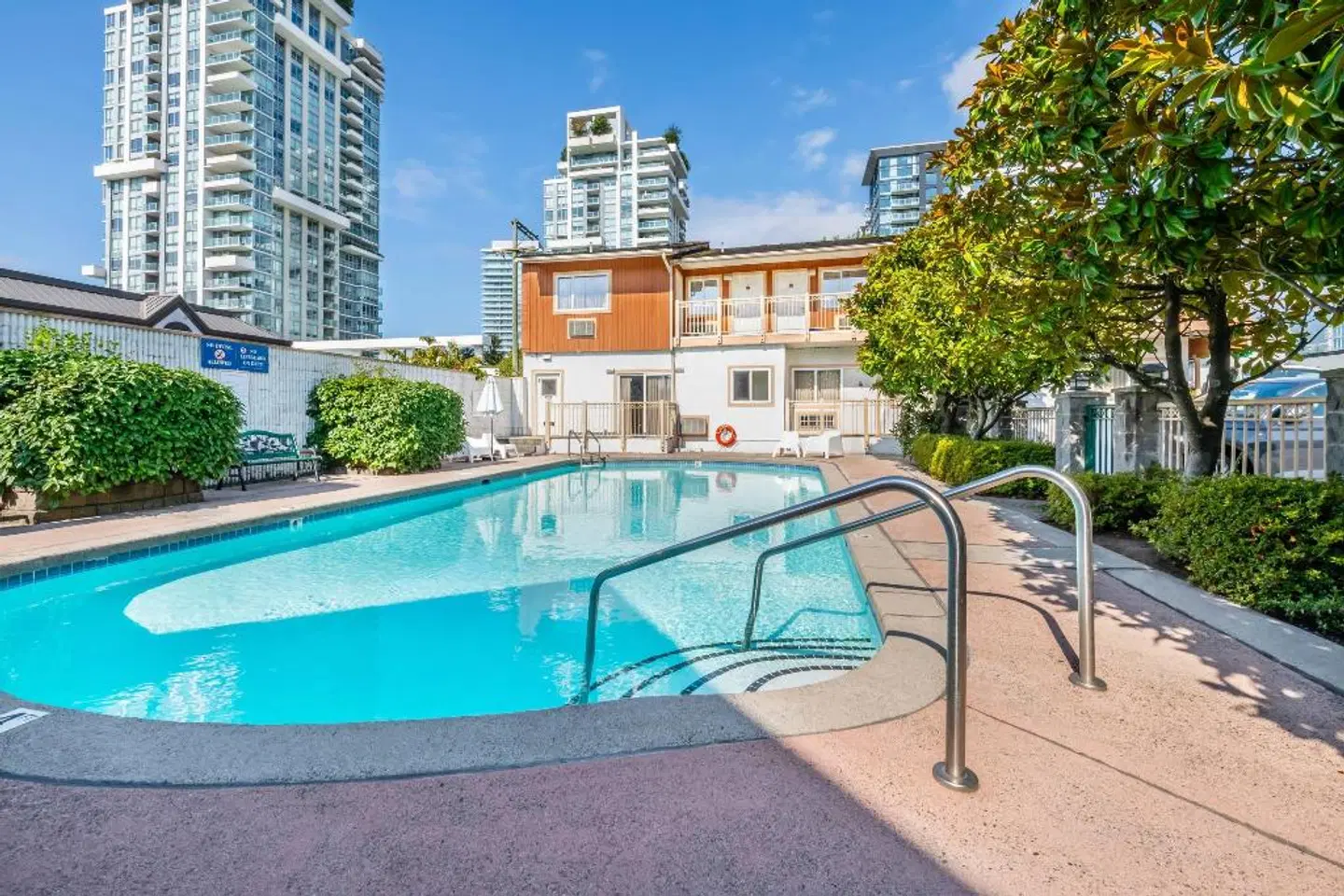 Econo Lodge Inn & Suites OUTDOOR_POOL