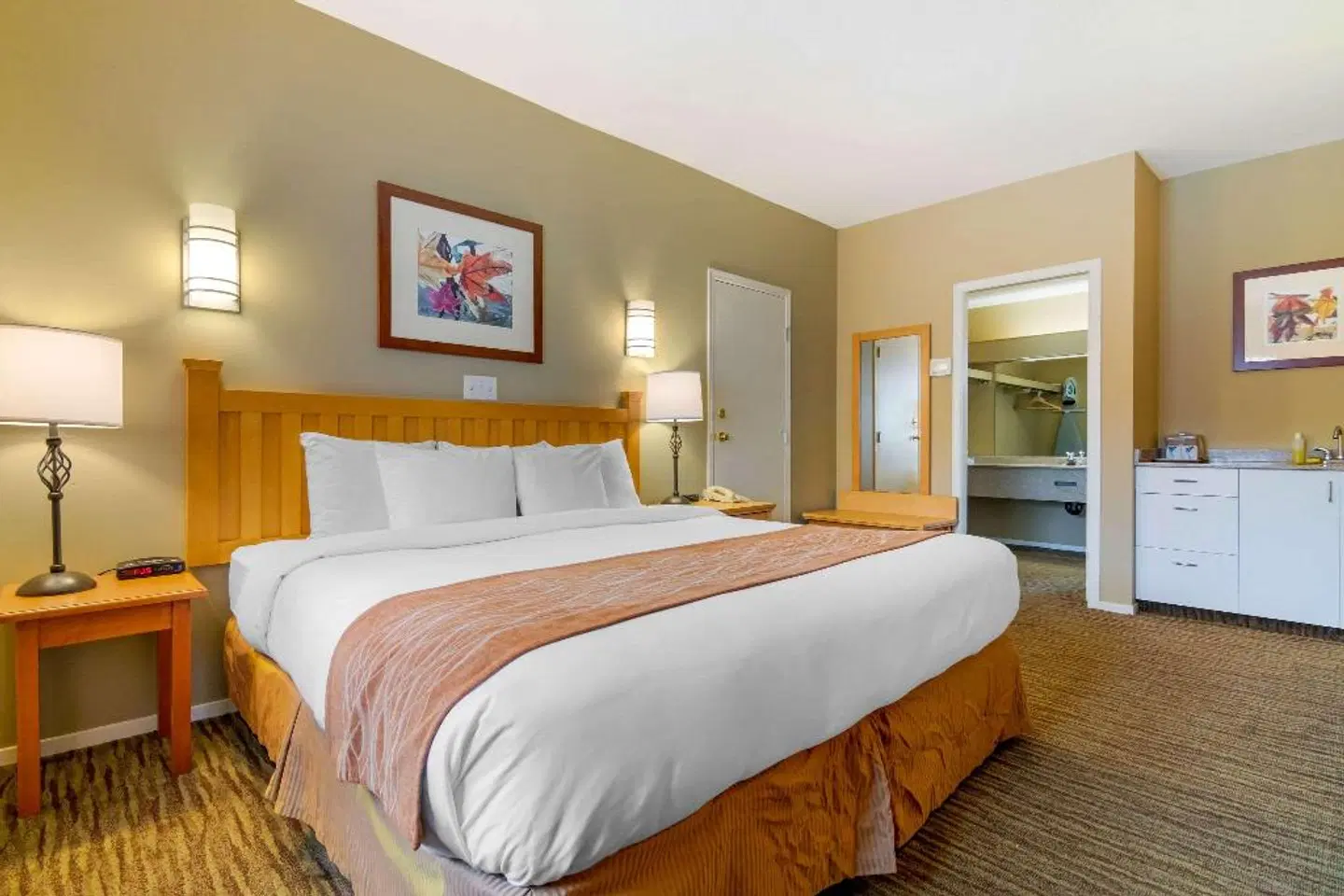 Econo Lodge Inn & Suites ROOM_EXAMPLE