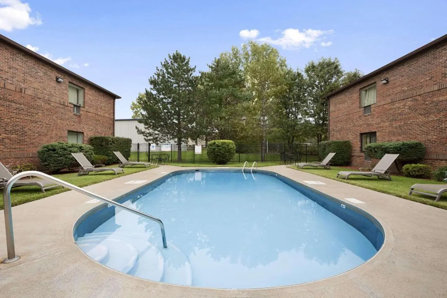 Days Inn by Wyndham Middletown OUTDOOR_POOL