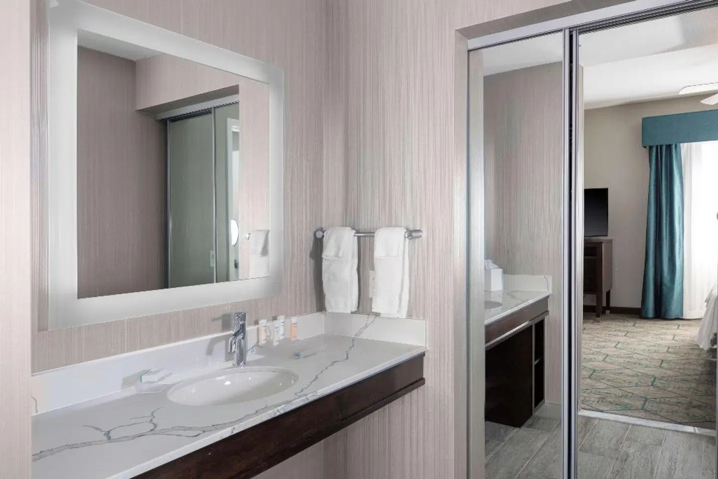 Homewood Suites by Hilton Phoenix Airport South BATHROOM