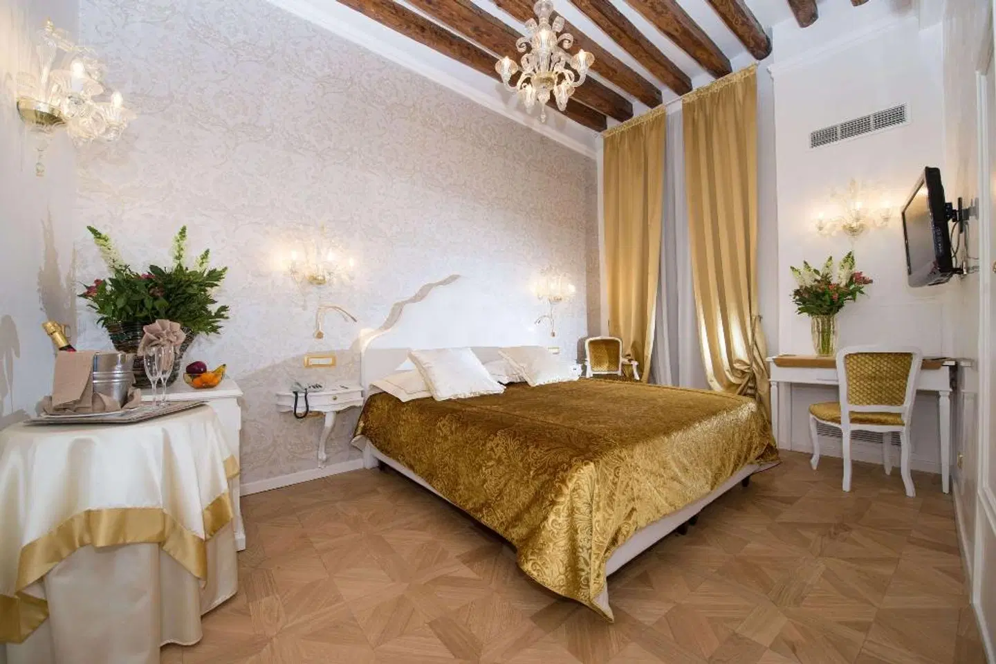 Savoia & Jolanda ROOM_EXAMPLE